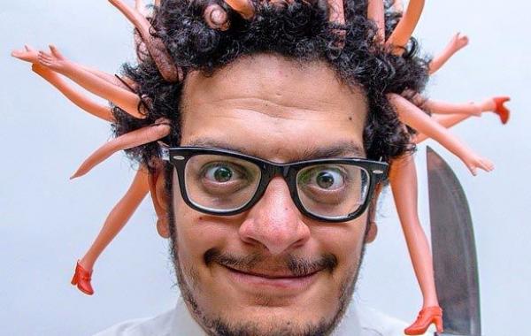 Ахмад Эль-Аби, Ahmad El-Abi, фотограф фарширует свои волосы всем что попадается ему под руку