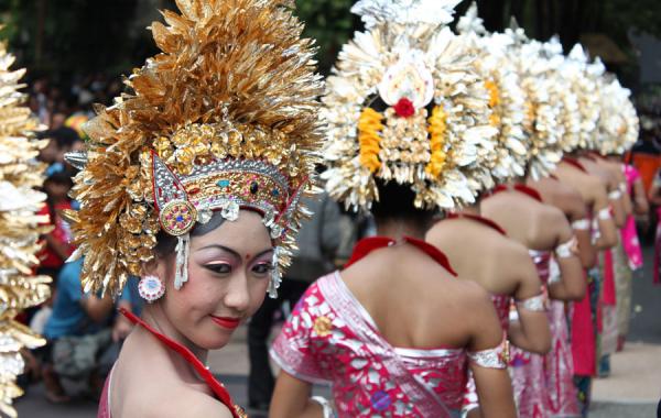 10 диковинных свадебных традиций и обрядов разных стран мира