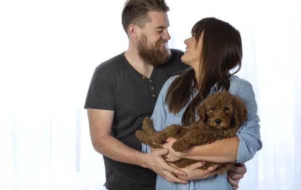 Пара устроила фотосессию со своей собакой в качестве ребёнка, собака как ребёнок