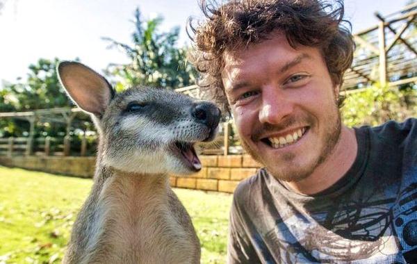 парень делает позитивные селфи с животными, Аллан Диксон