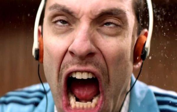 лица мужчин во время победы команды, неистовые мужчины, лица мужчин во время победы, лица мужчин в замедленной съемке