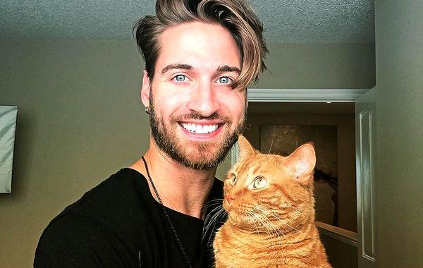 как накачаться при помощи кота, парень качается при помощи кота, Трэвис ДеЛорье, Travis DesLaurier