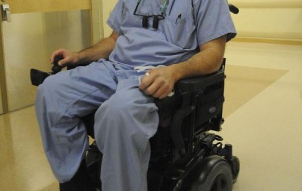 Паралич нижних конечностей не помешал успешному хирургу продолжить свою работу, Ted Rummel