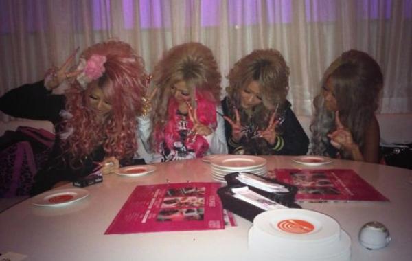 Новая модная тенденция у японской молодёжи,Face Down Pose