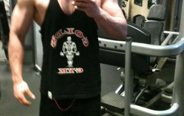 Фотографии качков с тощими ногами, доказывающие, что ноги тоже надо тренировать