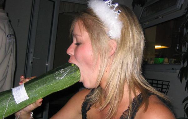 Интернет-мем, кулак в рот, у кого рот больше