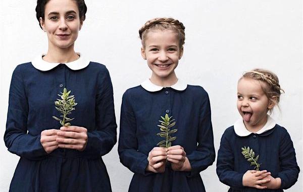 мама и дочки в одинаковой одежде, мама одевается с дочками в одинаковые наряды