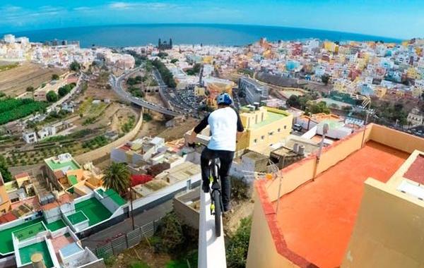езда на велосипеде по крышам, Дэнни Макаскилл, Danny MacAskill, трюки на велосипеде на крыше