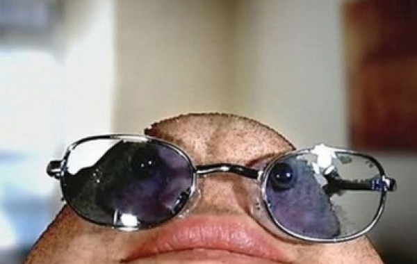 Chinface - налепи глаза на подбородок и сфотографируйся вверх ногами