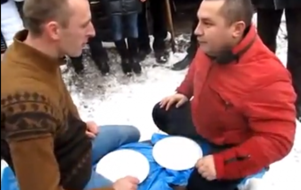 Розыгрыш, посмотри в зеркало, повторять движения, сажа