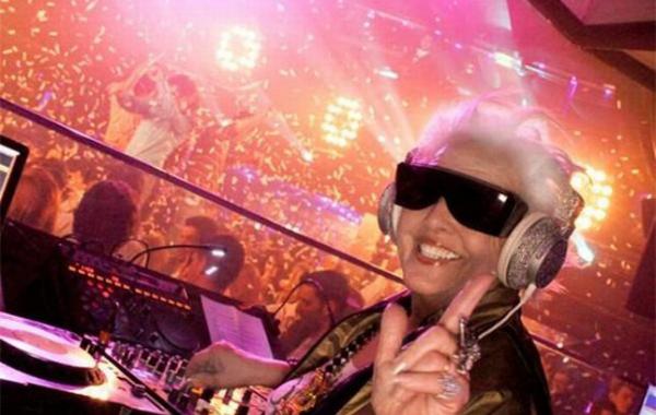 Бабушка диджей, 69 лет