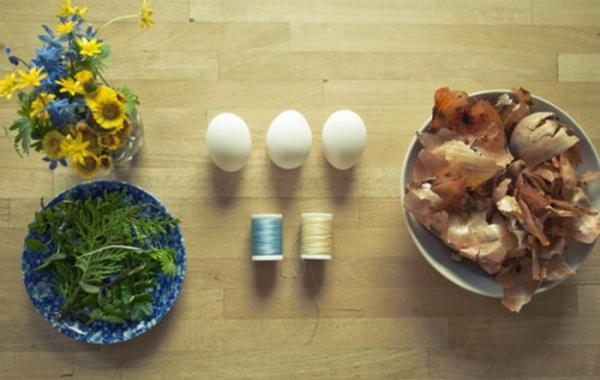 Простой и очень красивый вариант окраски яиц на Пасху