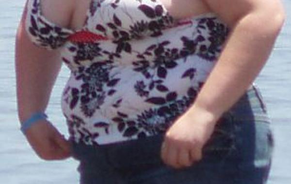 Полная девушка на пляже