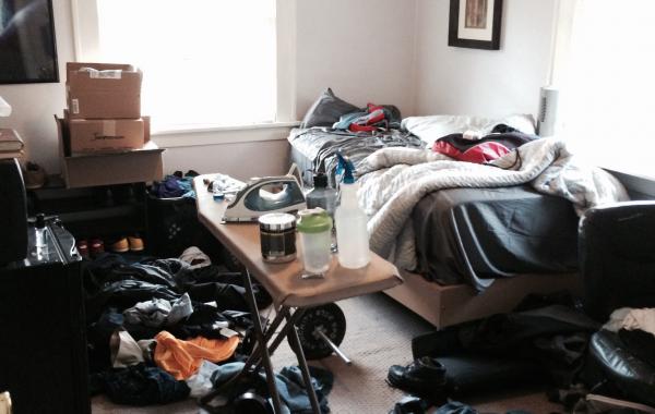 Друзья устроили соседу тропический курорт, прямо в его комнате