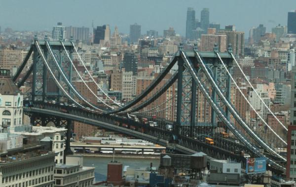 Бездомные устроили жилище в Манхэттенском мосту