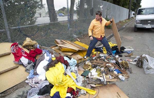 Художник строит уютные передвижные домики для бездомных из мусора