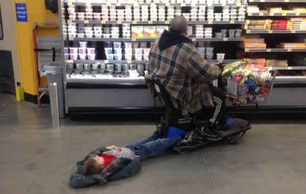 Вот что происходит, когда родители заставляют своих детей ходить с ними по магазинам