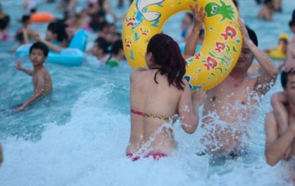 Отдыхающие оставили мусор, фестиваль лодок драконов Dameisha Beach Park