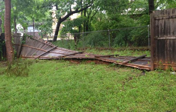 Из сломанного стихией забора, парень сделал себе красивое изголовье кровати