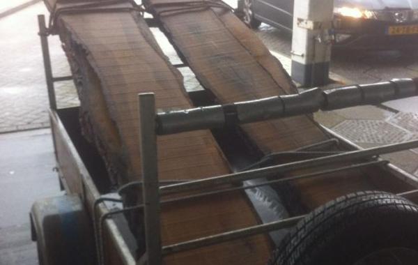 Замечательные полки для дома из необработанных дубовых досок