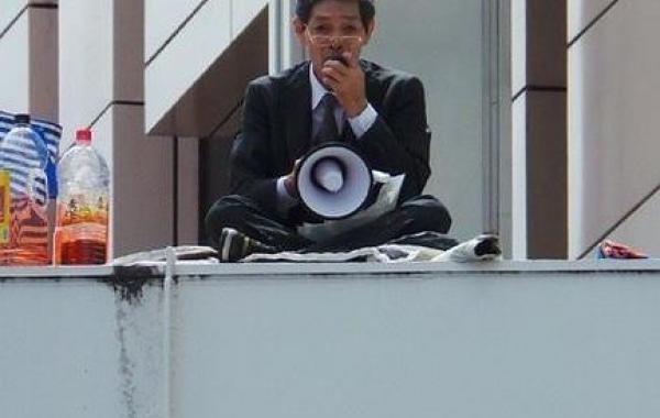 Японец сжег себя на токийском мосту в знак протеста