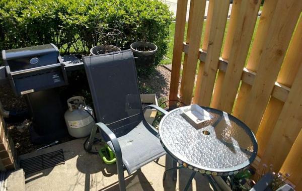 Парень своими руками превратил крошечное патио, в замечательную веранду