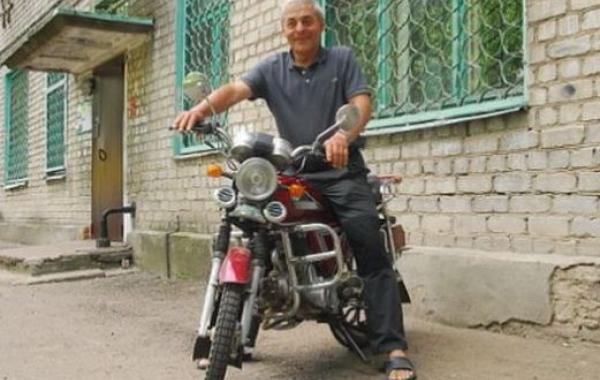 Мужчина придумал гениальный способ, как затащить свой мотоцикл на балкон