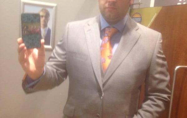 Перед покупкой костюма, мужчина проверил, как он будет выглядеть на всех этапах вечеринки