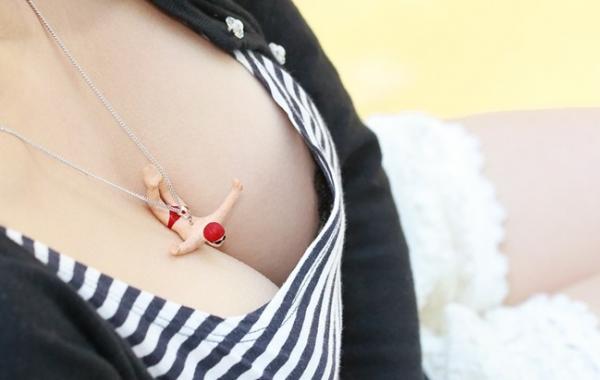 Забавные подвески с человечками, стремящимися в женское декольте