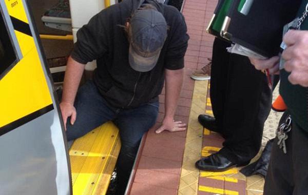 Сотни людей наклонили вагон поезда, чтобы вызволить пассажира, чья нога застряла в зазоре