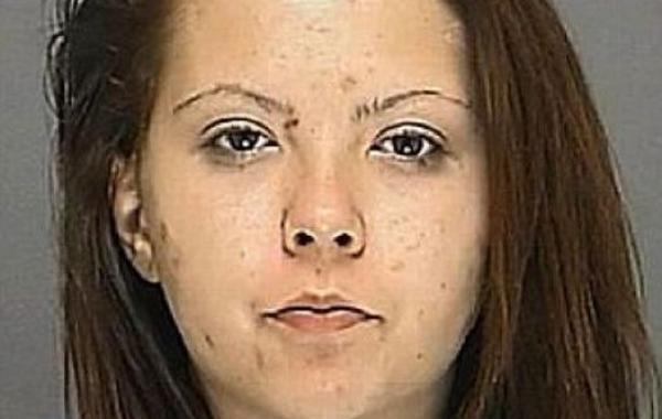 Разрушительное действие наркотика, отразившееся на лице молодой девушки