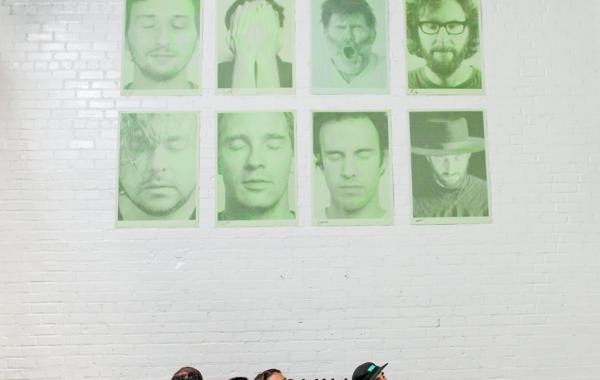 Необычная галерея, которая меняется на ваших глазах, стоит только выключить свет