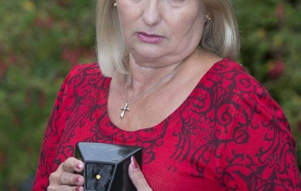 Glynis Barnett husband ashes gem, алмаз бриллиант прах мужа, Вдова превратила прах  мужа в бриллиант 