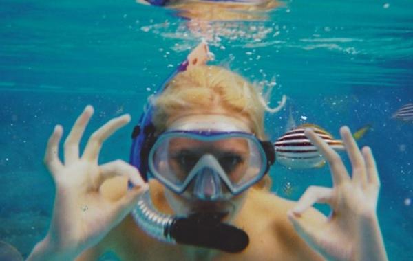 Девушка сделала вид, что отправилась в отпуск и сделала поддельные курортные фотографии, чтобы обмануть своих близких