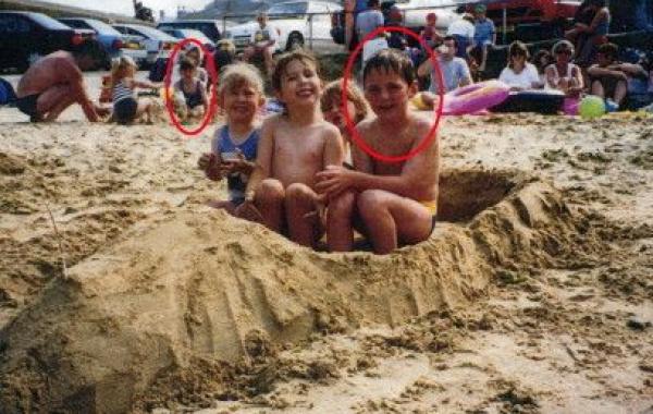 Эти дети случайно попали в один кадр, даже не догадываясь о том, что в будущем они поженятся