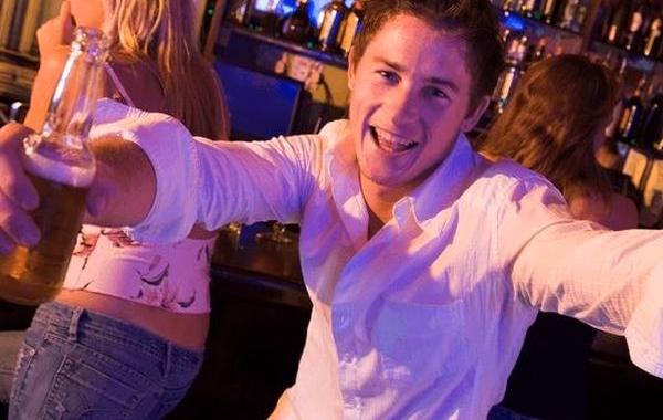 пьяный парень упавший со стола