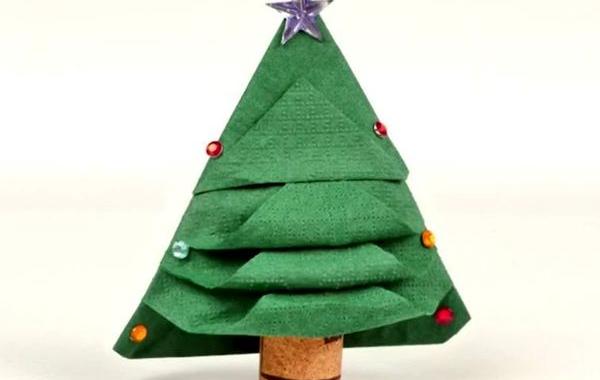 елка из салфетки и пробки, как сделать елку из салфетки, елочка из салфетки
