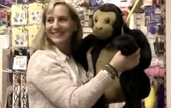 женщина купил магазин игрушек, купила магазин игрушек пожертвовала детям, пожертвовала детям целый магазин игрушек