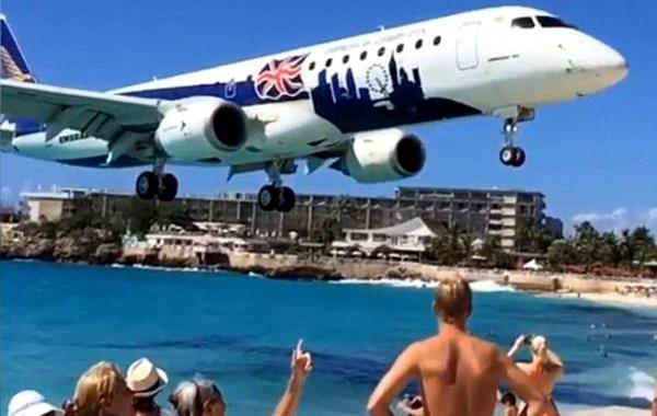 самолет на пляже Махо, самолет чуть не зацепил людей на пляже, самолет едва не зацепил посетителей пляжа, самолет садился близко к людям
