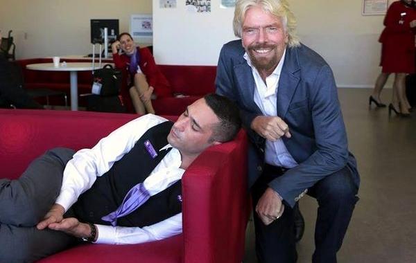 Ричард Брэнсон фотожабы, Ричард Брэнсон застукал работника спящим, Ричард Брэнсон и спящий сотрудник