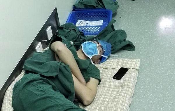 хирург заснул на полу больницы, врач заснул на полу больницы