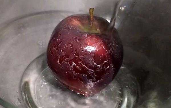 воск на яблоках, что будет если залить яблоко горячей водой, залить яблоко кипятком