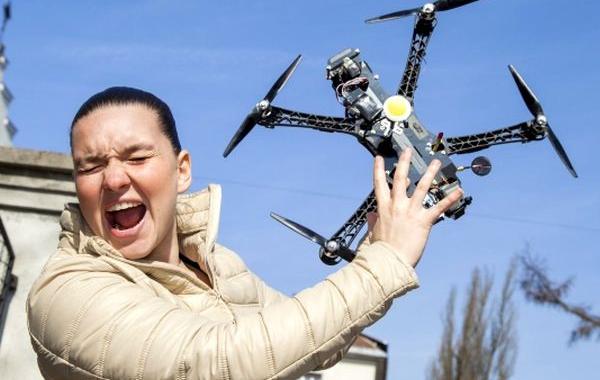 использовал дрона поймать свою жену на измене, выследил жену при помощи дрона