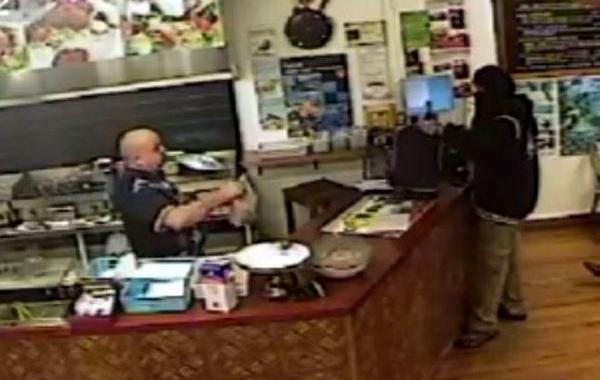 владелец игнорировал грабителя, владелец закусочной не обращал внимания на грабителя