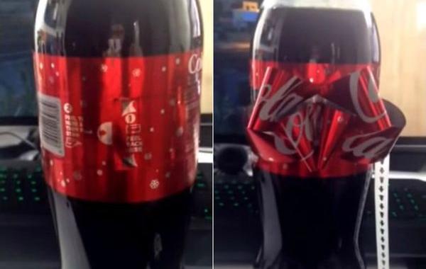 рождественский сюрприз Coca-Cola, новогодний сюрприз Coca-Cola, этикетка Coca-Cola превращается в бант