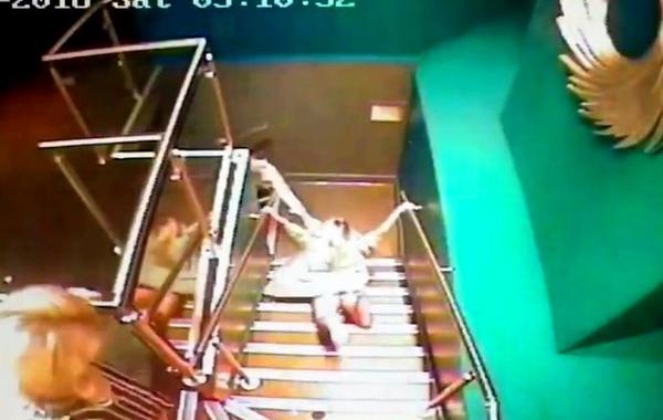 девушка упала с лестницы в ночном клубе, пьяная девушка упала с лестницы