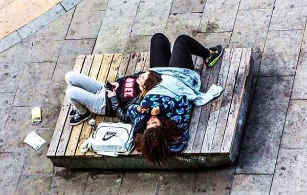 жизнь скамейки, Габор Эрднли, Gabor Erdely, снимал скамейку в течение года,  скамейка в Барселоне