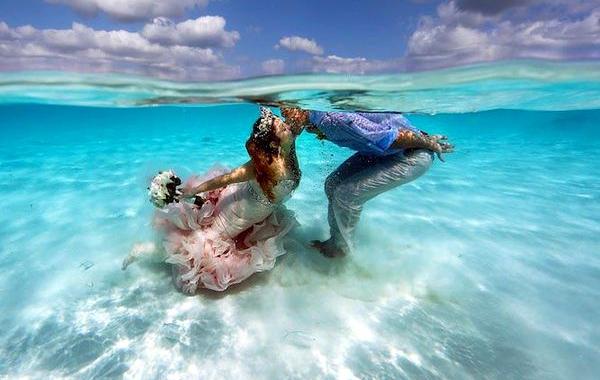 свадьба посреди океана, свадьба по пояс в воде