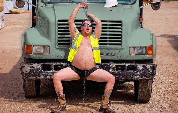 техасский рабочий сексуальная фотосессия, сексуальная фотосессия на лесопилке, рабочий в сексуальной фотосессии