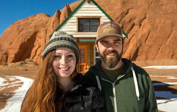 дом на колесах площадью 12 кв м, крошечный дом на колесах, пара построила дом на колесах